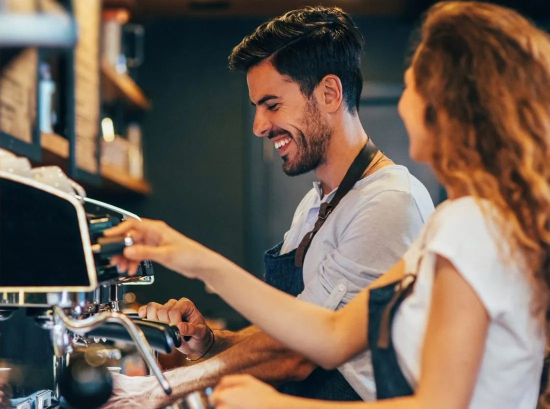 Gruppe beim Barista-Workshop an der Espressomaschine in der Barista Academy München