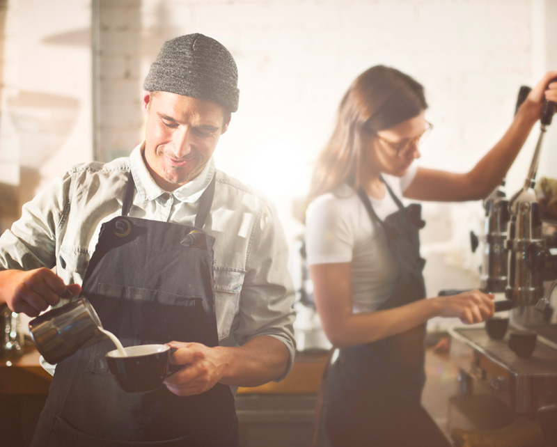 Teilnehmer:innen üben Espresso und Milchschaum in der Barista Academy München